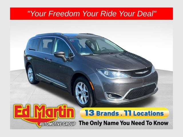 2017 Chrysler Pacifica Touring-L Plus's photo