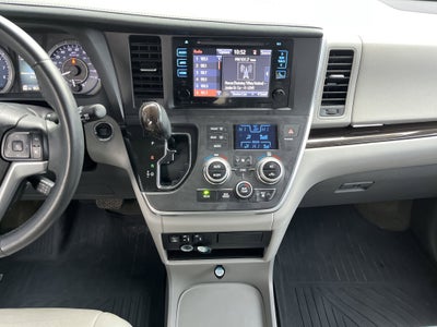 2017 Toyota Sienna XLE Auto Access Seat