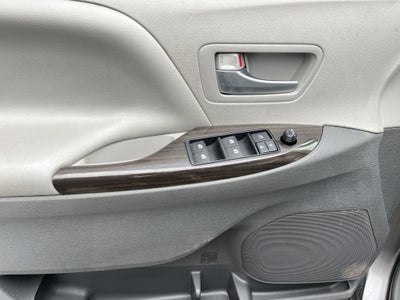 2017 Toyota Sienna XLE Auto Access Seat