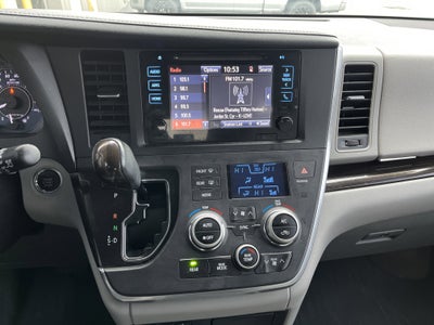 2017 Toyota Sienna XLE Auto Access Seat