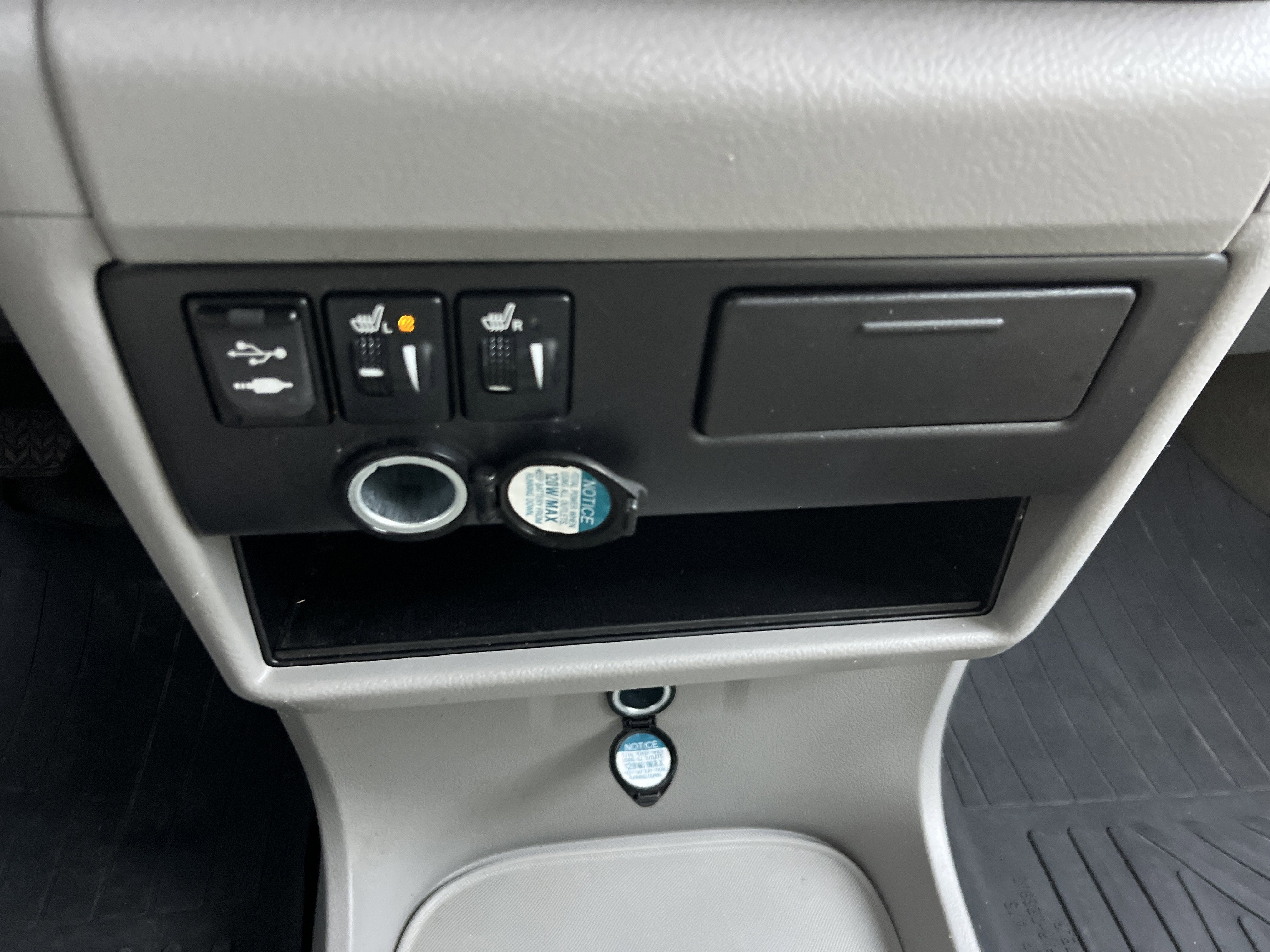 2017 Toyota Sienna XLE Auto Access Seat