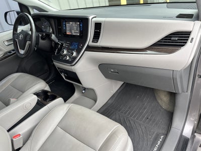 2017 Toyota Sienna XLE Auto Access Seat