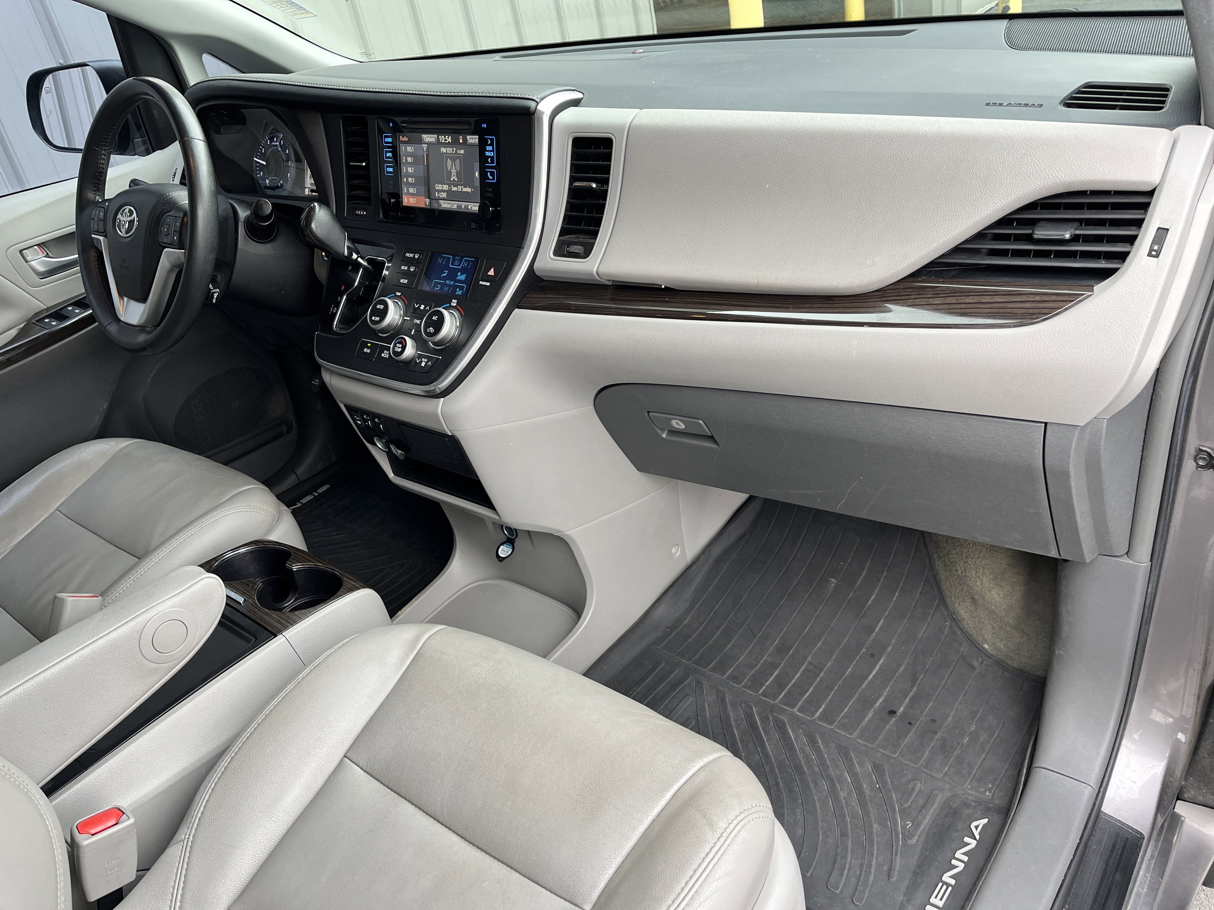 2017 Toyota Sienna XLE Auto Access Seat