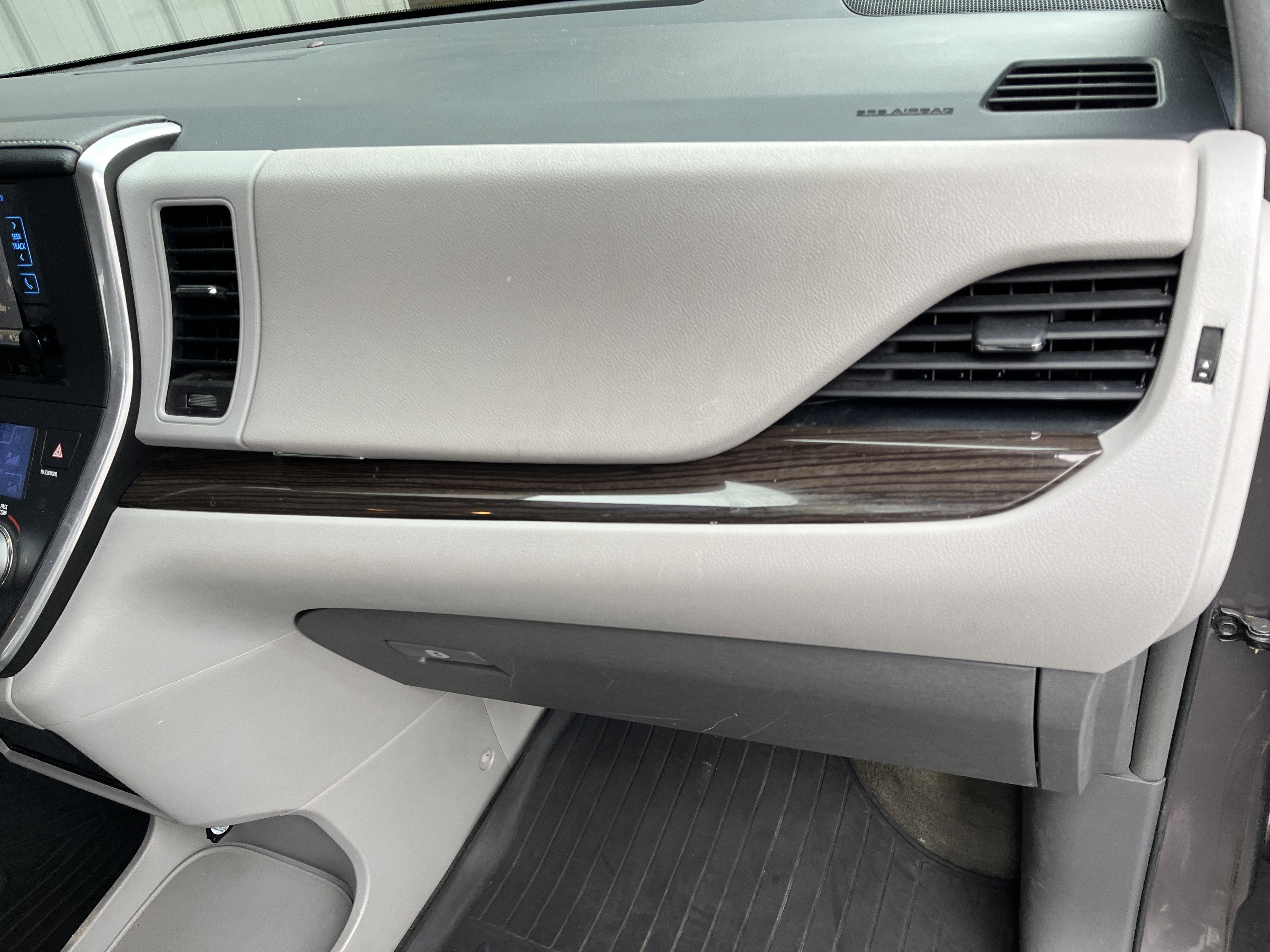 2017 Toyota Sienna XLE Auto Access Seat