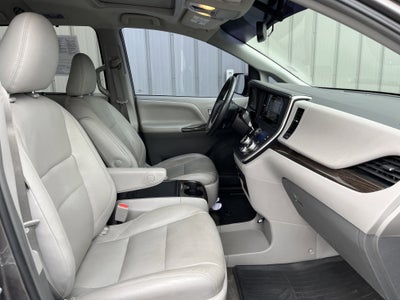 2017 Toyota Sienna XLE Auto Access Seat
