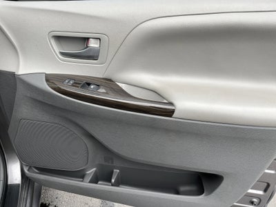 2017 Toyota Sienna XLE Auto Access Seat