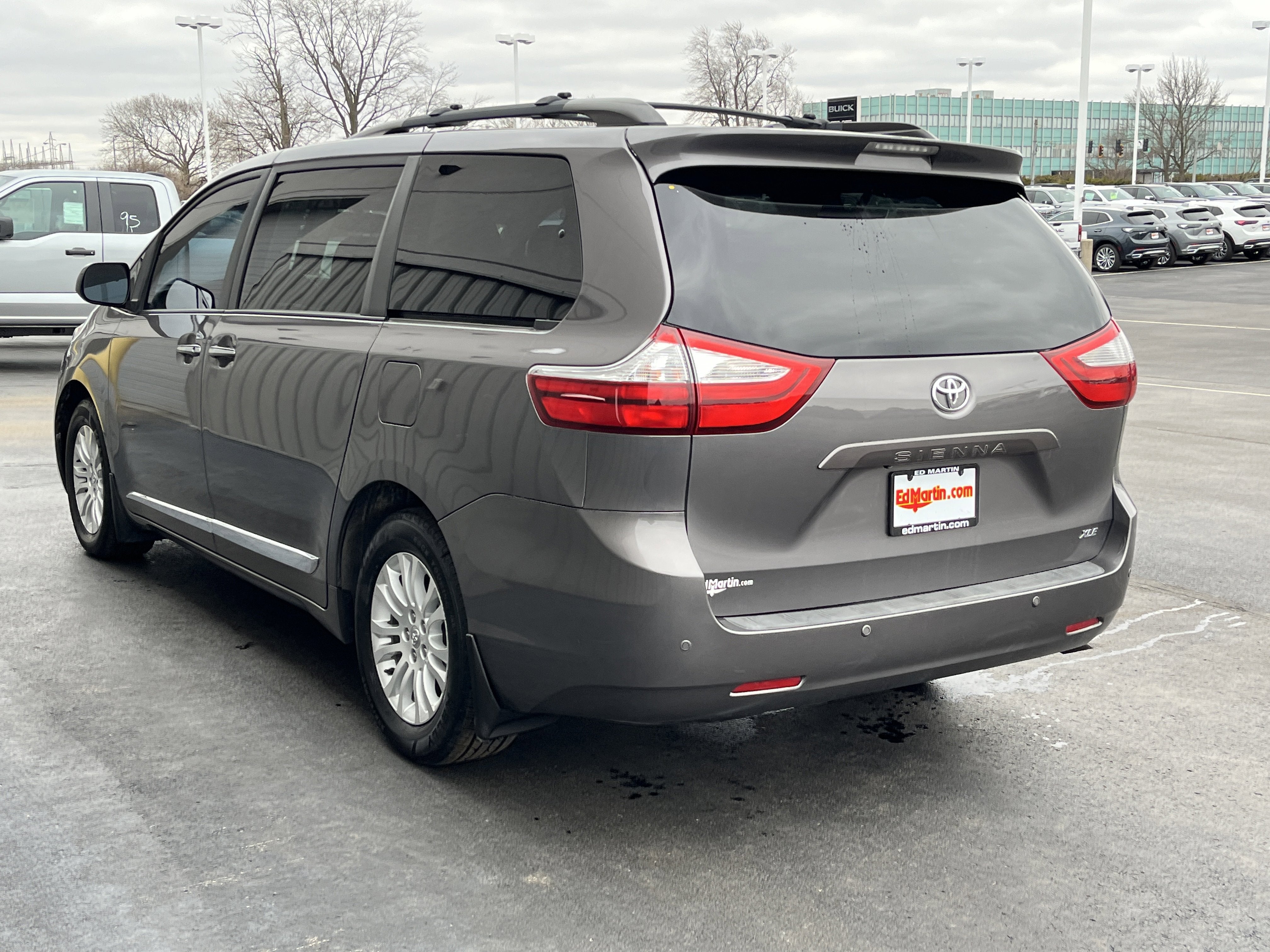 2017 Toyota Sienna XLE Auto Access Seat