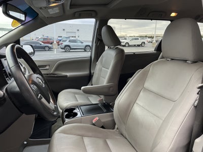 2017 Toyota Sienna XLE Auto Access Seat
