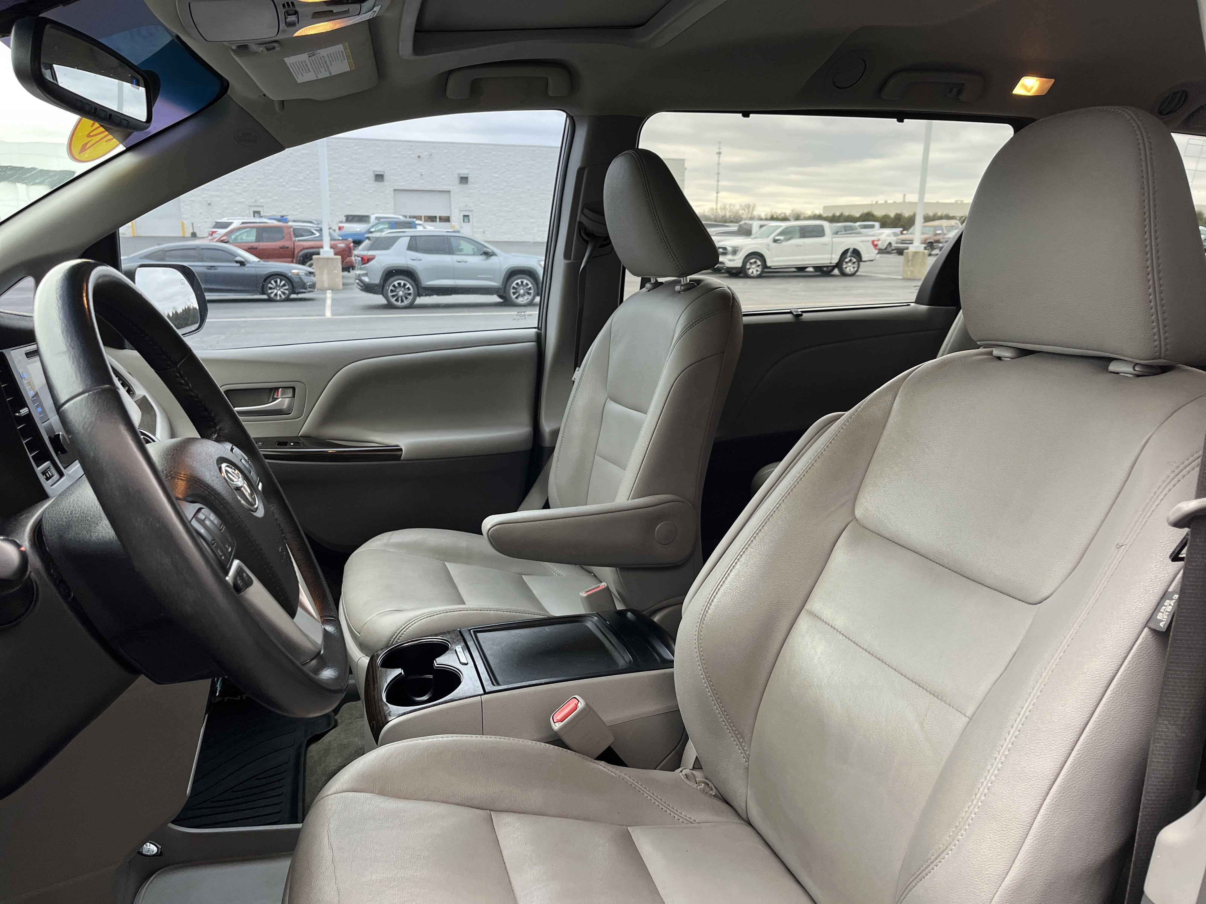 2017 Toyota Sienna XLE Auto Access Seat